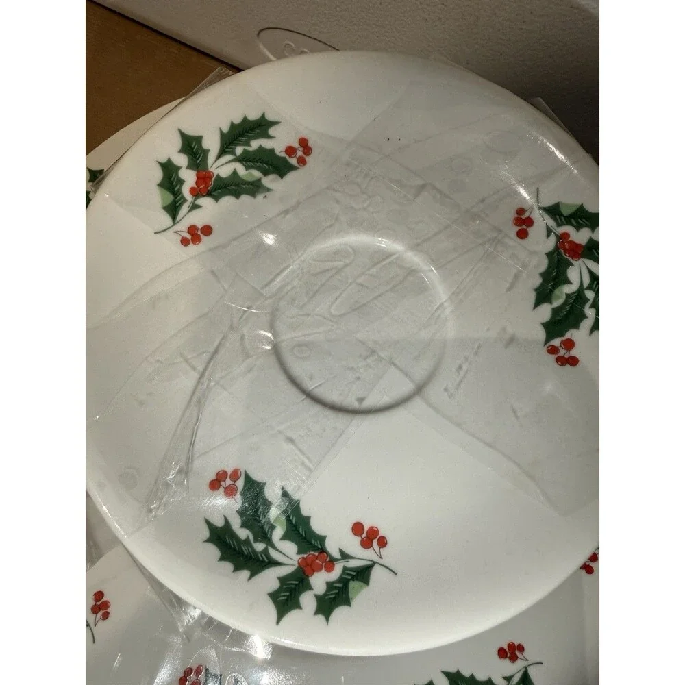 Holly Berry ALCO Industries 8 Dinner Plates And 8 Saucers With Salt & Pepper Set